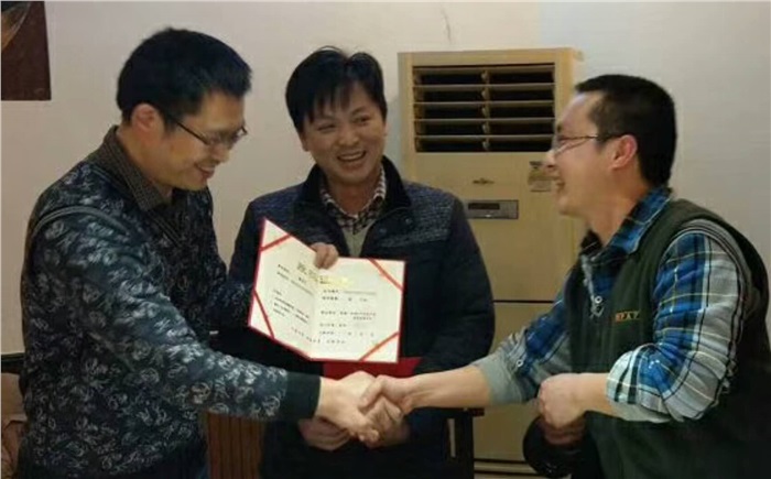 年度總結(jié)暨表彰會(huì)，員工喜領(lǐng)股權(quán)證書、榮譽(yù)證書和獎(jiǎng)金